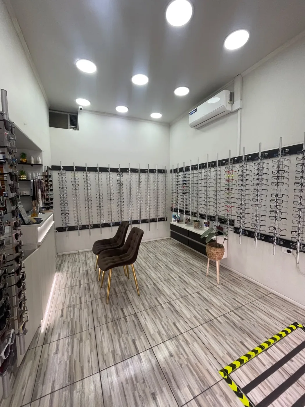Muro de armazones Óptica Mira