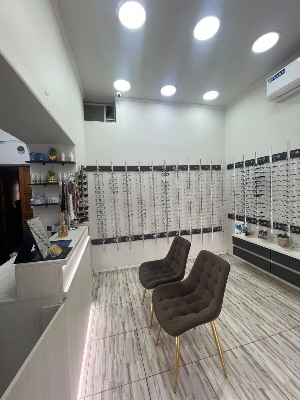 Área de atención Óptica Mira